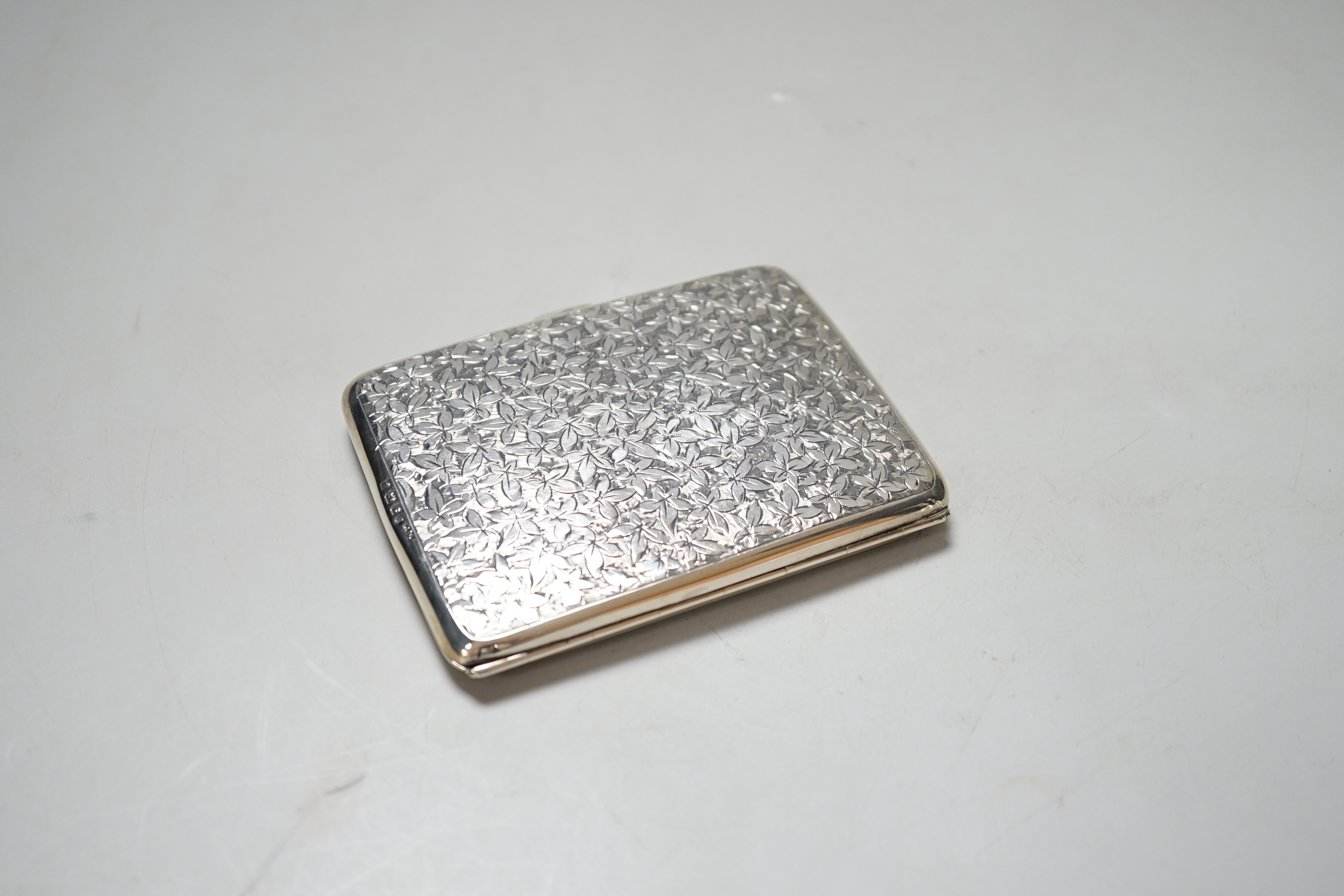 An Edwardian foliate engraved silver purse, London 1902, 10.5cm, gross 109 grams